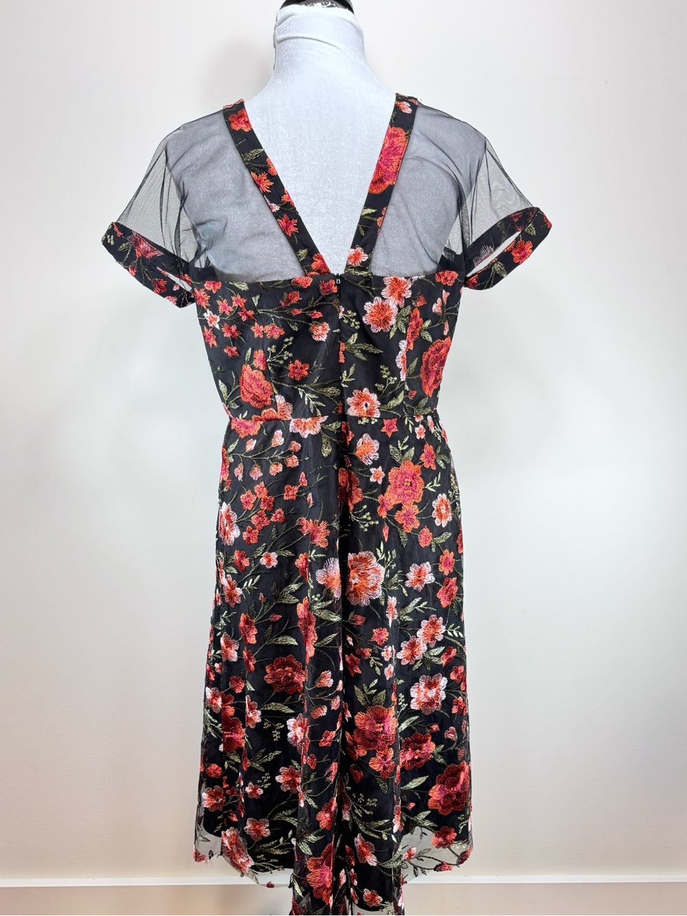 Maggie London Floral Mesh Overlay Short Sleeve Midi Dress in Black/ Red size 12 - Picture 3 of 10